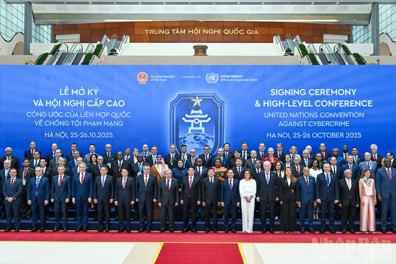 Le président Luong Cuong, le secrétaire général de l’ONU et des dirigeants ainsi que des représentants de divers pays ont participé à la cérémonie d’ouverture à la signature de la Convention des Nations unies sur la lutte contre la cybercriminalité. (Photo : Thuy Nguyen)