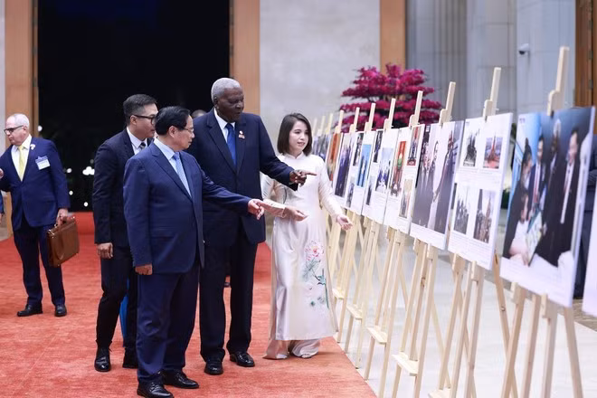 Le Premier ministre Pham Minh Chinh et le président de l'Assemblée nationale de Cuba Esteban Lazo Hernández visitent une exposition de photos sur la coopération entre les deux pays. Photo : VNA.