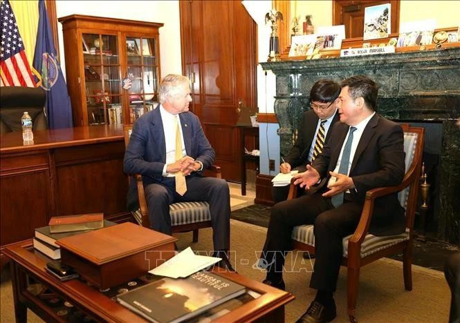 Le ministre vietnamien de l'Industrie et du Commerce, Nguyen Hong Dien (droite) et le sénateur du Kansas, Roger Marshall. Photo : VNA.