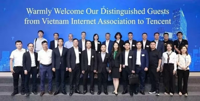 La délégation de l’Association vietnamienne de l’Internet (VIA) pose pour une photo souvenir lors de sa visite de travail auprès du groupe Tencent.