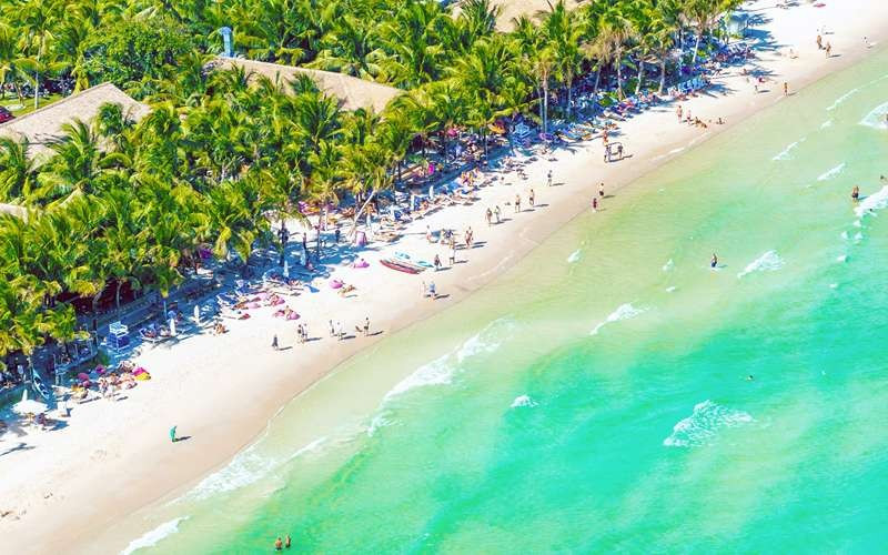 Plage Kem à Phu Quoc attire de nombreux visiteurs internationaux. Photo : HNM.