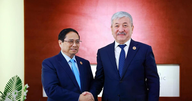 Le Premier ministre Pham Minh Chinh (gauche) et son homologue kirghize, Adylbek Kasimalyev. Photo : VNA.