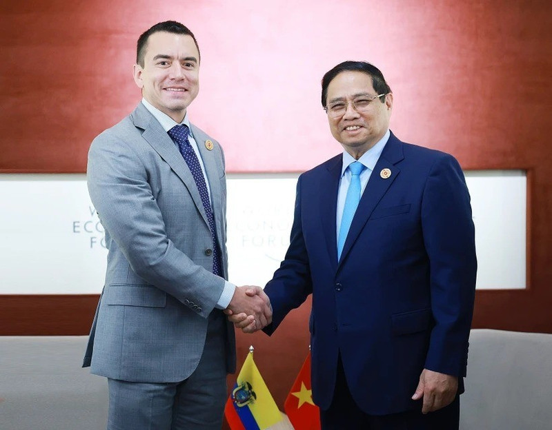 Le Premier ministre Pham Minh Chinh (droite) et le président équatorien Daniel Noboa. Photo : VNA.