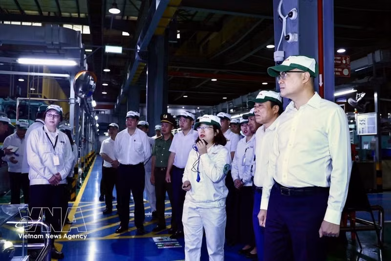 Une délégation de la province de Phu Tho visite la chaîne de production de Honda Vietnam. (Photo : VNA)