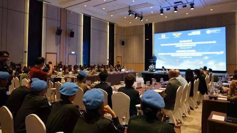 Lors de l’atelier « Renforcer la participation des femmes militaires aux opérations de maintien de la paix de l’ONU – Expériences internationales et du Vietnam ». Photo : VNA.