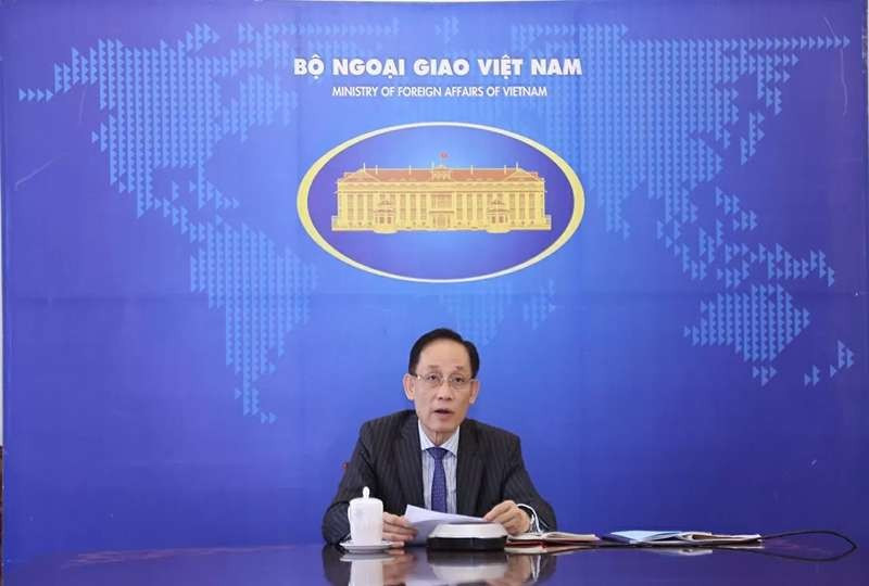 Le ministre des Affaires étrangères Le Hoai Trung participe en ligne et prend la parole lors de la séance d’ouverture. (Photo : Thanh Long)