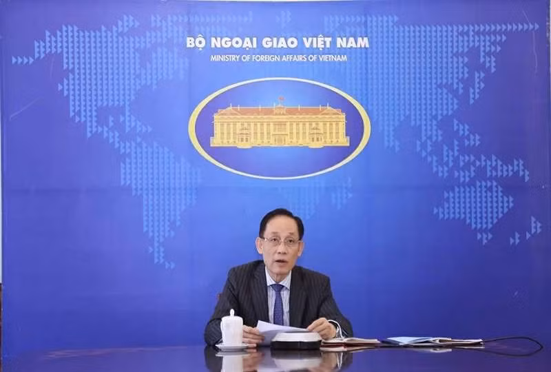 Le ministre des Affaires étrangères Le Hoai Trung participe en ligne et prend la parole lors de la séance d’ouverture. (Photo : Thanh Long)