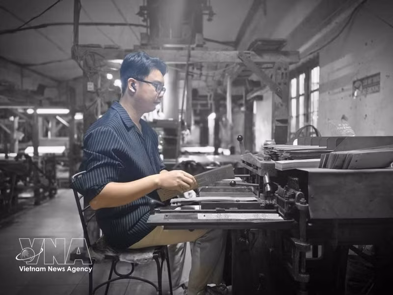 Le village de la soie de Van Phuc applique les technologies et la transformation numérique à sa production. Photo : Bnews/VNA.