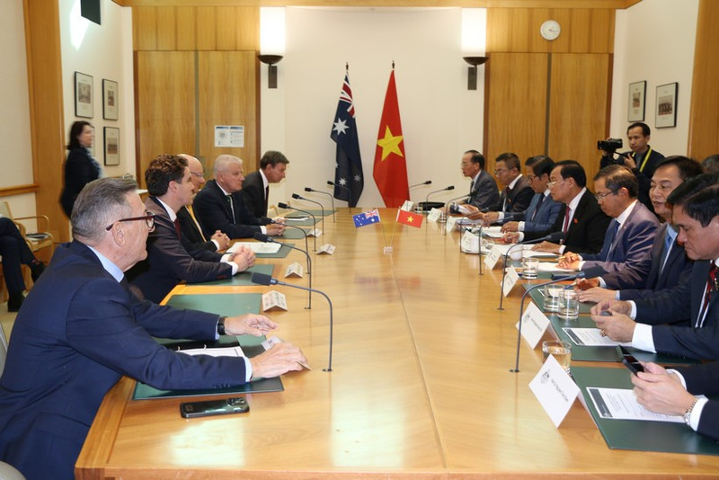 Lors d'une séance de travail entre la délégation de l'AN vietnamienne et des parlementaires australiens. Photo : VNA.