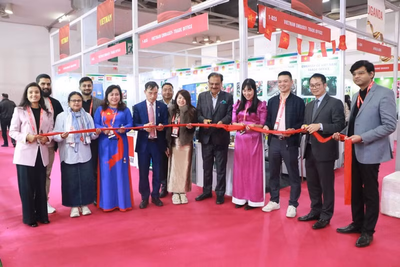 Bui Trung Thuong (4e à partir de la gauche), conseiller commercial de l'ambassade du Vietnam en Inde, et Rakesh Kumar (5e à partir de la droite), président de l’India Exposition Mart, coupent le ruban pour inaugurer le stand vietnamien. Photo : VNA.