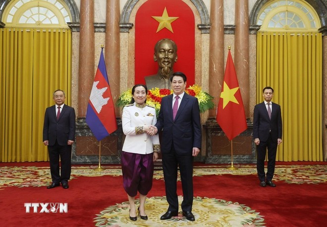 Le président de la République, Luong Cuong (droite) et l’ambassadrice du Cambodge, Touch Pharat. Photo : VNA.
