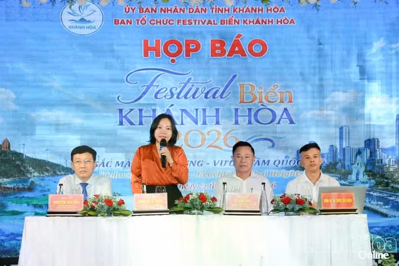 Thai Thi Le Hang, directrice du Service provincial de la Culture, des Sports et du Tourisme prend la parole lors de la conférence de presse. Photo : Journal Khanh Hoa.