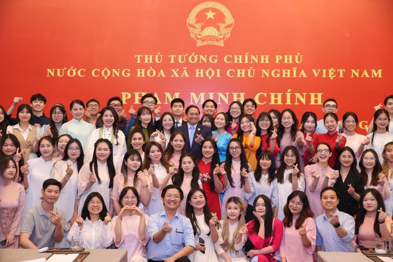 Le Premier ministre Pham Minh Chinh pose avec les représentants de la communauté vietnamienne en Chine, à Tianjin, le 25 juin. Photo : VGP.