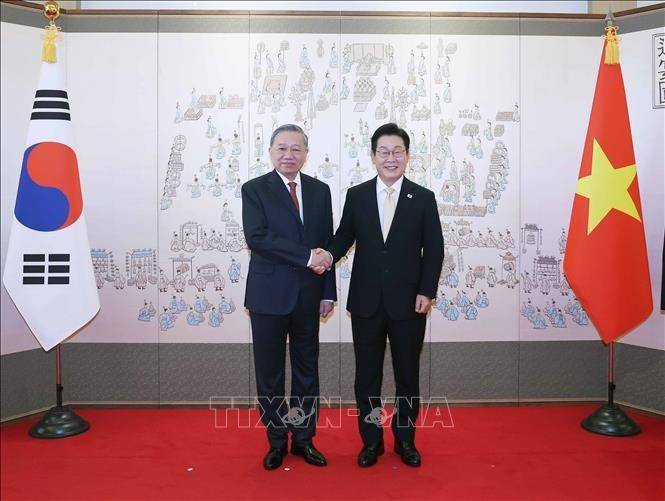 Le secrétaire général du Parti communiste du Vietnam, Tô Lâm et le président sud-coréen Lee Jae Myung se serrent la main. Photo : VNA.