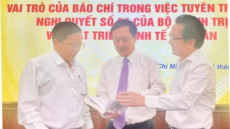 M. Huynh Thanh Dat (au centre) échange avec le journaliste Tô Dinh Tuan, rédacteur en chef du journal Người Lao Động, et M. Nguyen Anh Duc, directeur général de Saigon Co.op, au sujet de la Résolution n° 68 et des moyens de la diffuser largement. Photo: NDEL