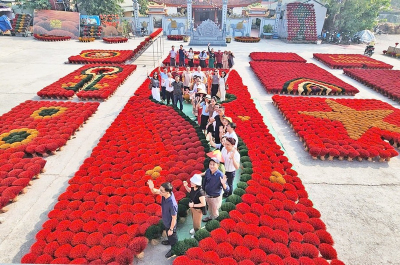Le site touristique de Quang Phu Cau (commune d’Ung Thien) attire de nombreux visiteurs. Photo : HNM.