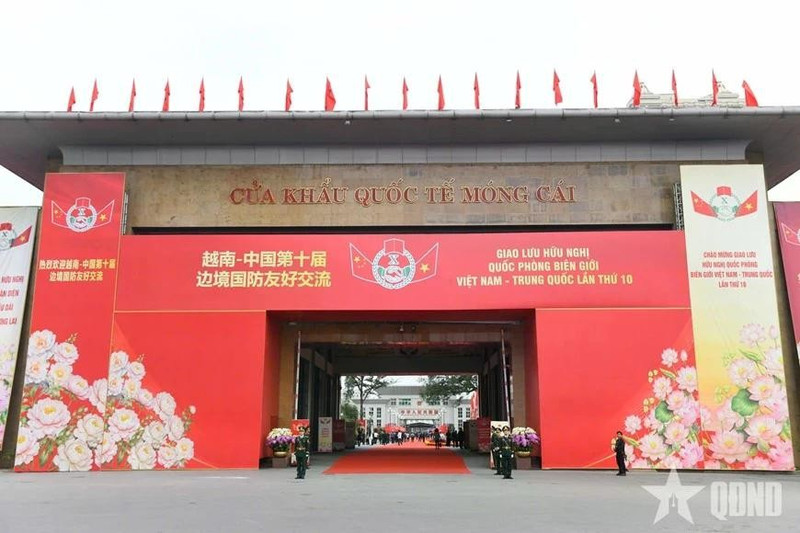 La poste frontière international de Mong Cai décorée en rouge à l'occasion du 10ᵉ excercice d'échange d'amitié en matière de défense frontalière Vietnam-Chine. Photo : qdnd.vn