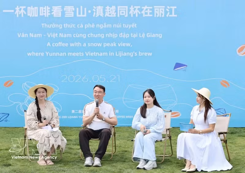 Des jeunes Chinois et Vietnamiens échangent des idées sur le café, créant ainsi un lien entre la jeunesse des deux pays. Photo : VNA