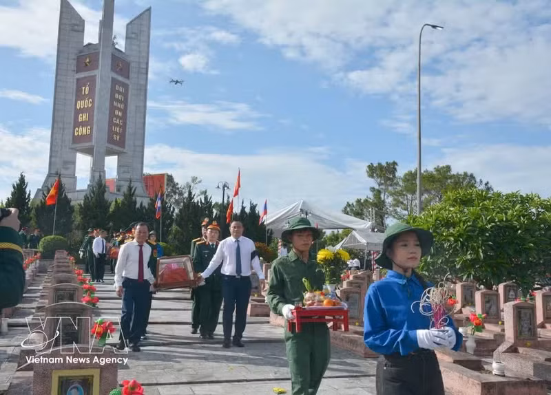 Inhumation des restes de 80 soldats et experts vietnamiens tombés au Laos. Photo: VNA