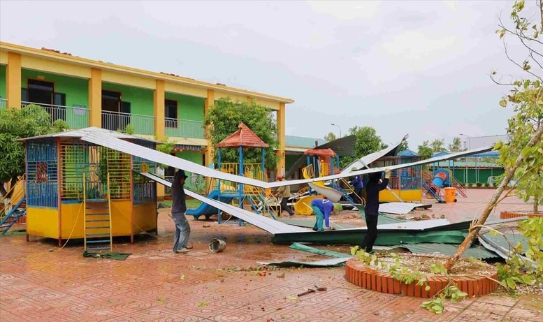 Les établissements scolaires de la commune de Hung Nguyen (province de Nghe An) s’emploient à surmonter les dégâts causés par le typhon n°5. Photo: daibieunhan