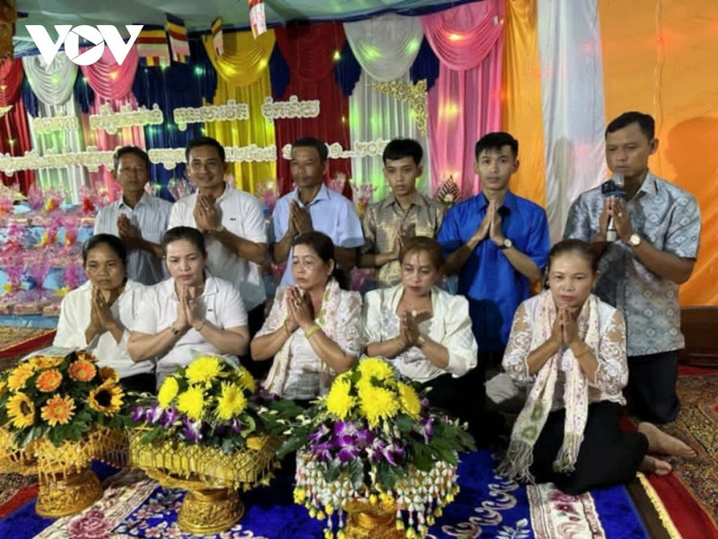 Une famille maîtresse de la cérémonie Kathina avec les offrandes destinées à la pagode. Photo: VOV