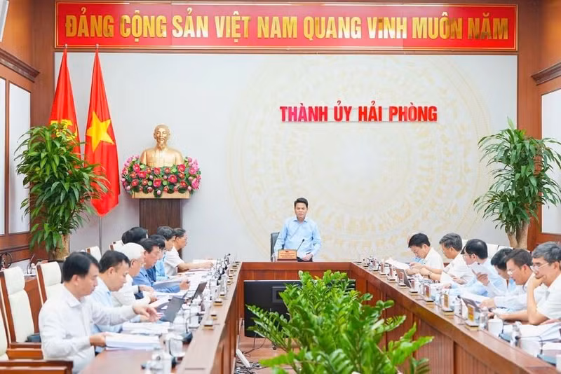 Le Ngoc Chau, secrétaire du Comité du Parti de la ville de Hai Phong, a présidé la réunion du Comité permanent consacrée à l'approbation du principe d'investissement de l'usine de production de substrats d'encapsulation pour semi-conducteurs de LG Innotek Hai Phong. Photo : TPO.