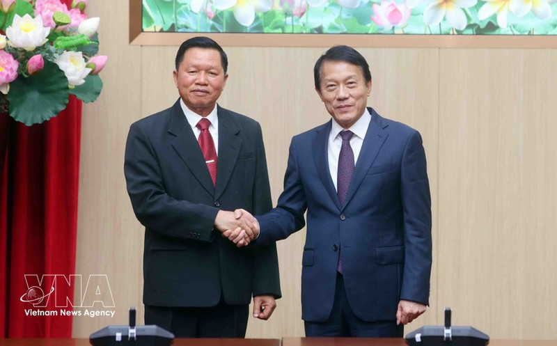 Le ministre Luong Tam Quang (à droite) et son homologue lao Vanthong Kongmany. Photo: VNA