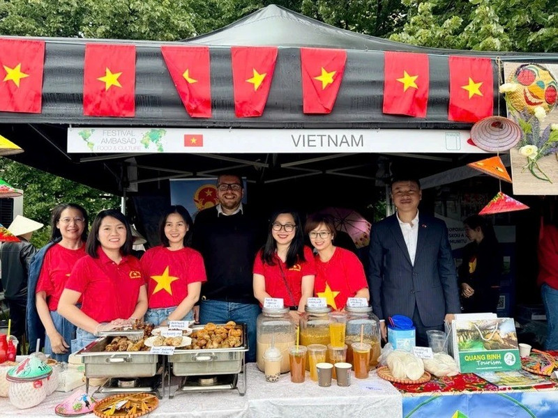 Au stand vietnamien. Photo : VNA.