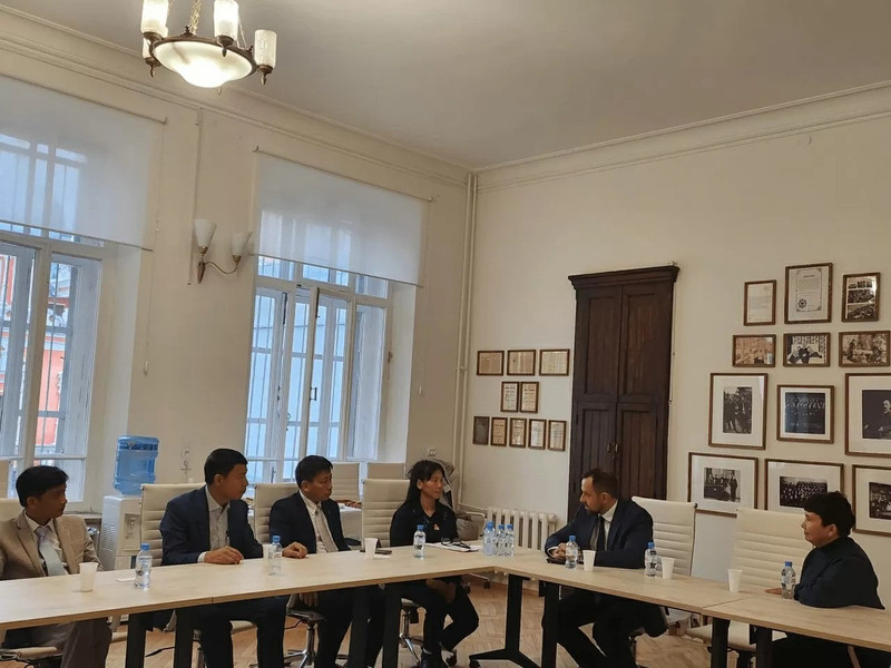 Les représentants de la Maison d’édition de l’Éducation du Vietnam en visite de travail à la maison d’édition MGU (Université d’État de Moscou M.V. Lomonossov). Source : Maison d’édition de l’Éducation du Vietnam.