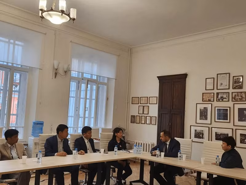 Les représentants de la Maison d’édition de l’Éducation du Vietnam en visite de travail à la maison d’édition MGU (Université d’État de Moscou M.V. Lomonossov). Source : Maison d’édition de l’Éducation du Vietnam.