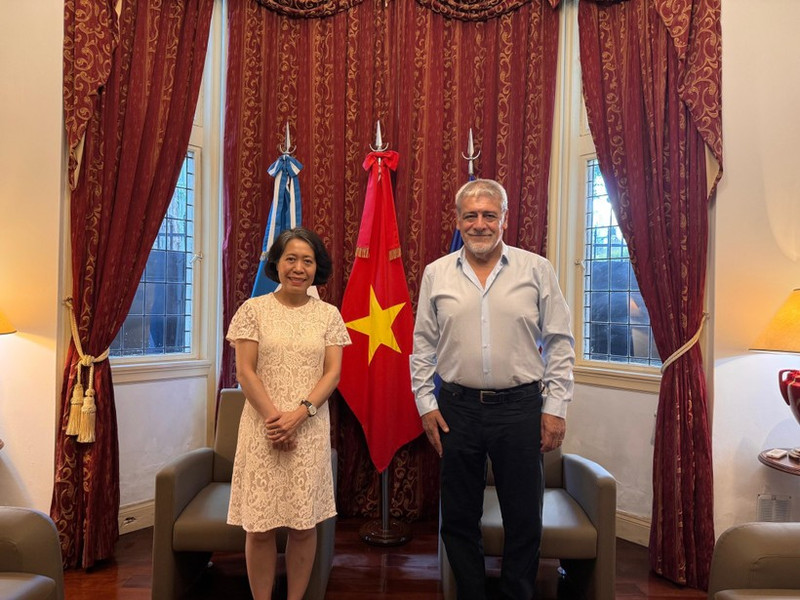 L'ambassadrice du Vietnam en Argentine, Ngo Minh Nguyet et le président de la Confédération des travailleurs de l'État pour l'Amérique latine et les Caraïbes (CLATE) Julio Fuentes. Photo : VNA.
