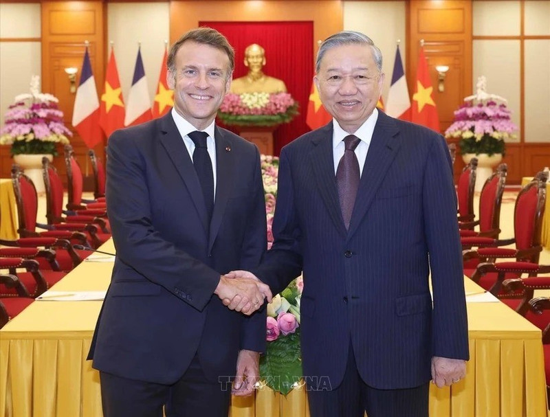Le secrétaire général du Parti To Lam (droite) et le président français Emmanuel Macron à Hanoï en mai 2025. Photo : VNA.