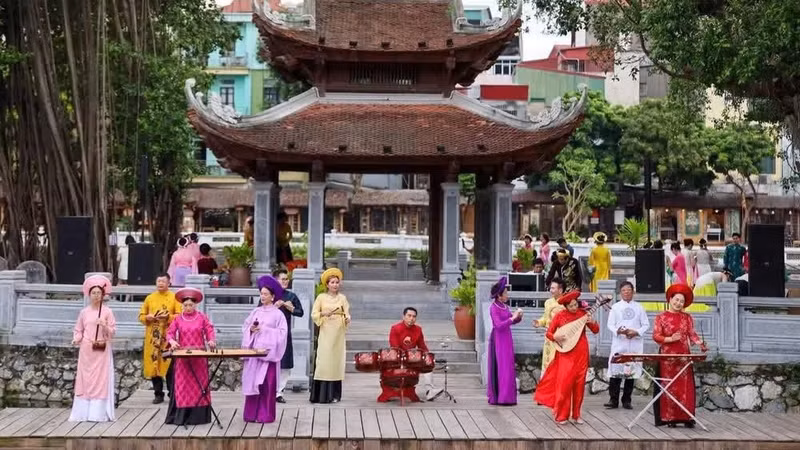 La troupe artistique Huong Sac Viet se produit devant le public au lac Van (site national spécial de Van Mieu-Quoc Tu Giam). (Photo : GIANG NAM)
