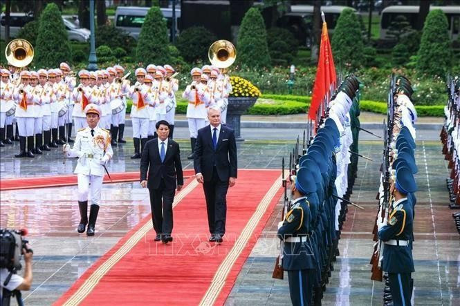 Les deux présidents vietnamien et lituanien, Luong Cuong et Gitanas Nauseda. Photo : VNA.