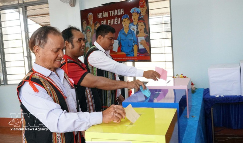 Des personnes issues des minorités ethniques dans la province de Gia Lai se sont rendues aux urnes le 15 mars. Photo : VNA.