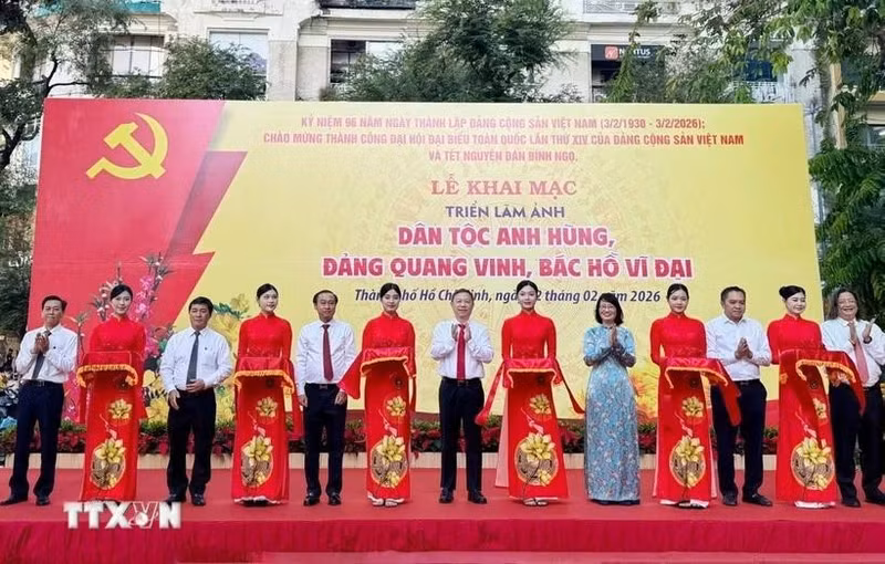 Inauguration de l'exposition photographique « Nation héroïque, Parti glorieux, Grand Oncle Hô » à Hô Chi Minh-Ville.