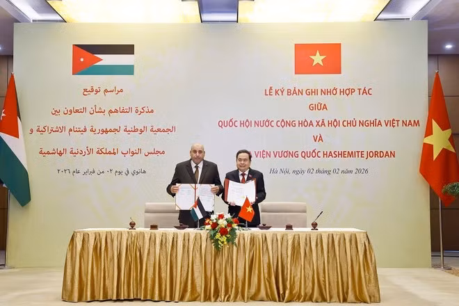 Le président de l’Assemblée nationale du Vietnam, Trân Thanh Mân (à doite) et le président de la Chambre des représentants du Royaume hachémite de Jordanie, Mazen Turki El Qadi, montrent le mémorandum d’entente sur la coopération entre l’Assemblée nationale du Vietnam et la Chambre des représentants du Royaume hachémite de Jordanie. Photo : VNA