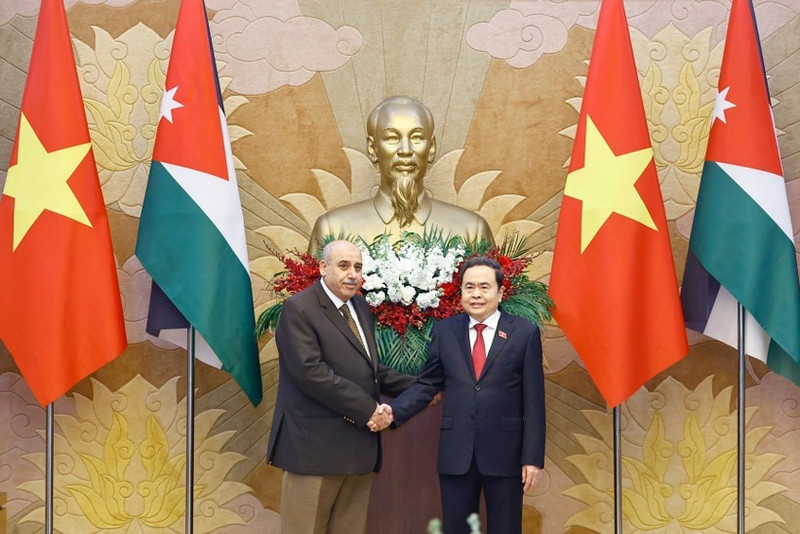 Le président de l’Assemblée nationale du Vietnam, Trân Thanh Mân (à doite) et le président de la Chambre des représentants du Royaume hachémite de Jordanie, Mazen Turki El Qadi, se serrent la main, à Hanoi, le 2 février. Photo : VNA.