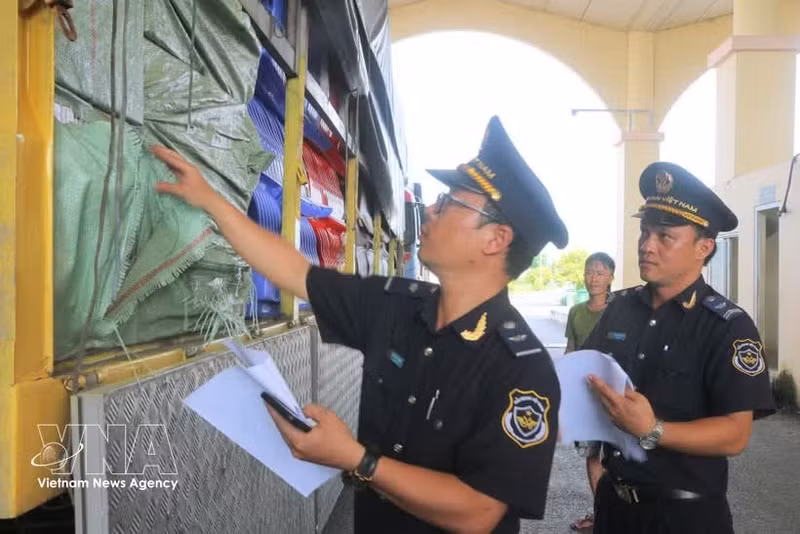 Au poste-frontière de Tinh Bien, dans la province d'An Giang. Photo : VNA.
