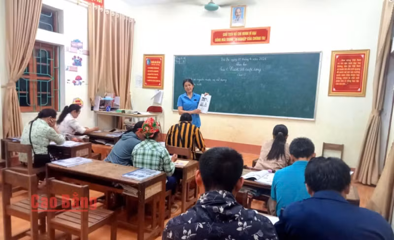 La classe d'alphabétisation du hameau de Na Noi, dans la commune de Minh Tam. Photo : baocaobang