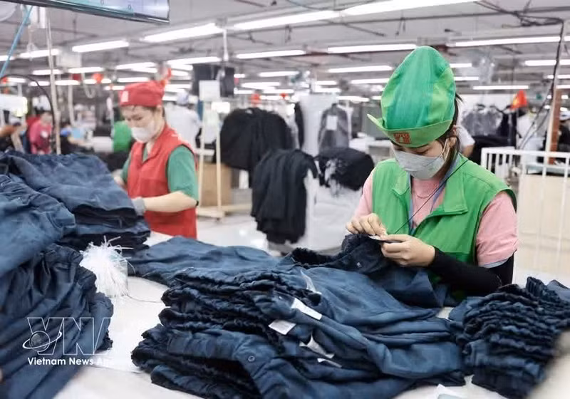 Le secteur du textile et de l'habillement au Vietnam reste un pilier majeur de l'économie nationale, avec des exportations s'élevant à près de 19 milliards de dollars au premier semestre de 2026. Photo : VNA.
