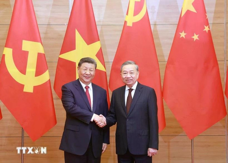 Le secrétaire général du Parti communiste du Vietnam, Tô Lâm (à droite), et le secrétaire général du Parti communiste chinois et président chinois, Xi Jinping, se serrent la main. Photo : VNA.