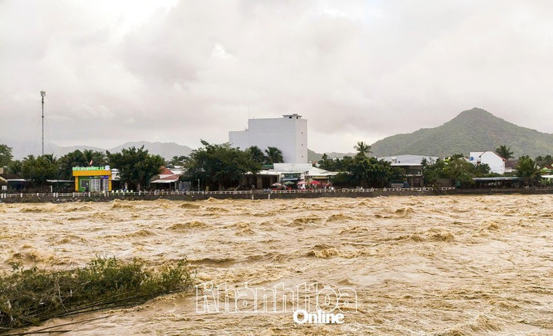 Crue dans la rivière Cai, à Nha Trang, le 4 décembre. Photo : baokhanhhoa.vn