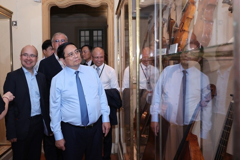 Le Premier ministre Pham Minh Chinh visitent le musée du palais Lascaris. Photo : VGP.
