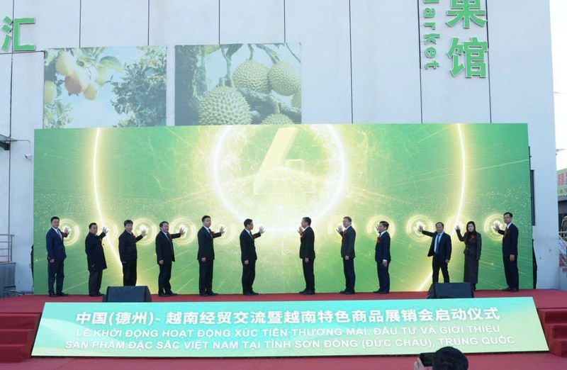 Les dirigeants du Département de promotion du commerce, du Département des marchés étrangers, ainsi que les représentants du Centre de promotion des investissements, du commerce et du tourisme de la province de Khanh Hoa ont assisté à la cérémonie d’ouverture à la ville de Dezhou en Chine. Photo: congthuong