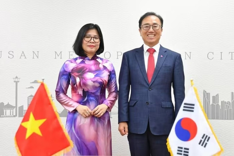 La consule générale Doan Phuong Lan et le vice-maire de Busan, Kim Gwang Hoe. Photo : Baoquocte.