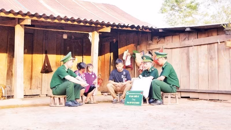 Les cadres et soldats du poste de garde-frontière de Nam Nhu, province de Dien Bien, distribuent du riz pour soutenir les foyers pauvres.