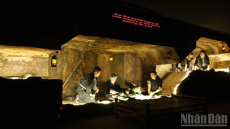 Reconstitution du tunnel de Cu Chi dans la Maison des Traditions à travers la pièce Dat Thep. (Photo : Linh Bao)