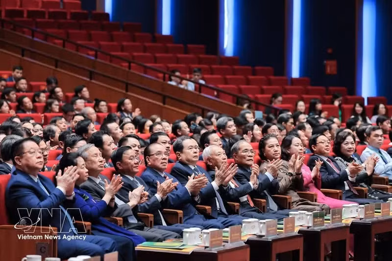 Placée sous le thème « Solidarité – Démocratie – Percée – Coopération – Développement », l'événement réunit de nombreux dirigeants du Parti et de l’État. Parmi eux figurent le président de l’Assemblée nationale Trân Thanh Mân, ainsi que d'autres dirigeants du Parti et de l'Etat. Photo: VNA