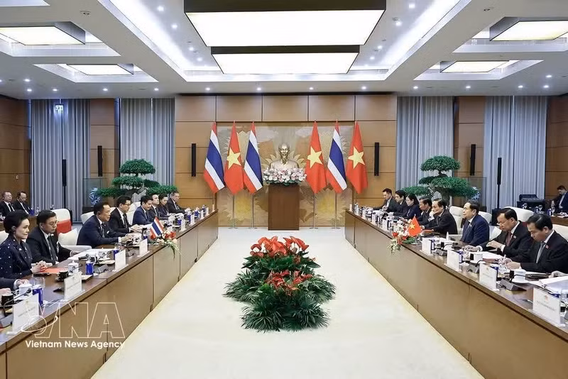 Entrevue entre le président de l’Assemblée nationale, Tran Thanh Man, et le Premier ministre thaïlandais, Anutin Charnvirakul. Photo: VNA